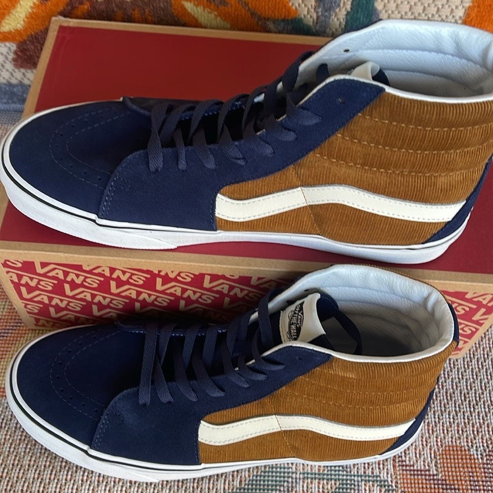 Vans Men’s Sk8-Hi
Mini Cord Blue/Brown
VN0007NS0BO
Sneakers - Picture 5 of 16
